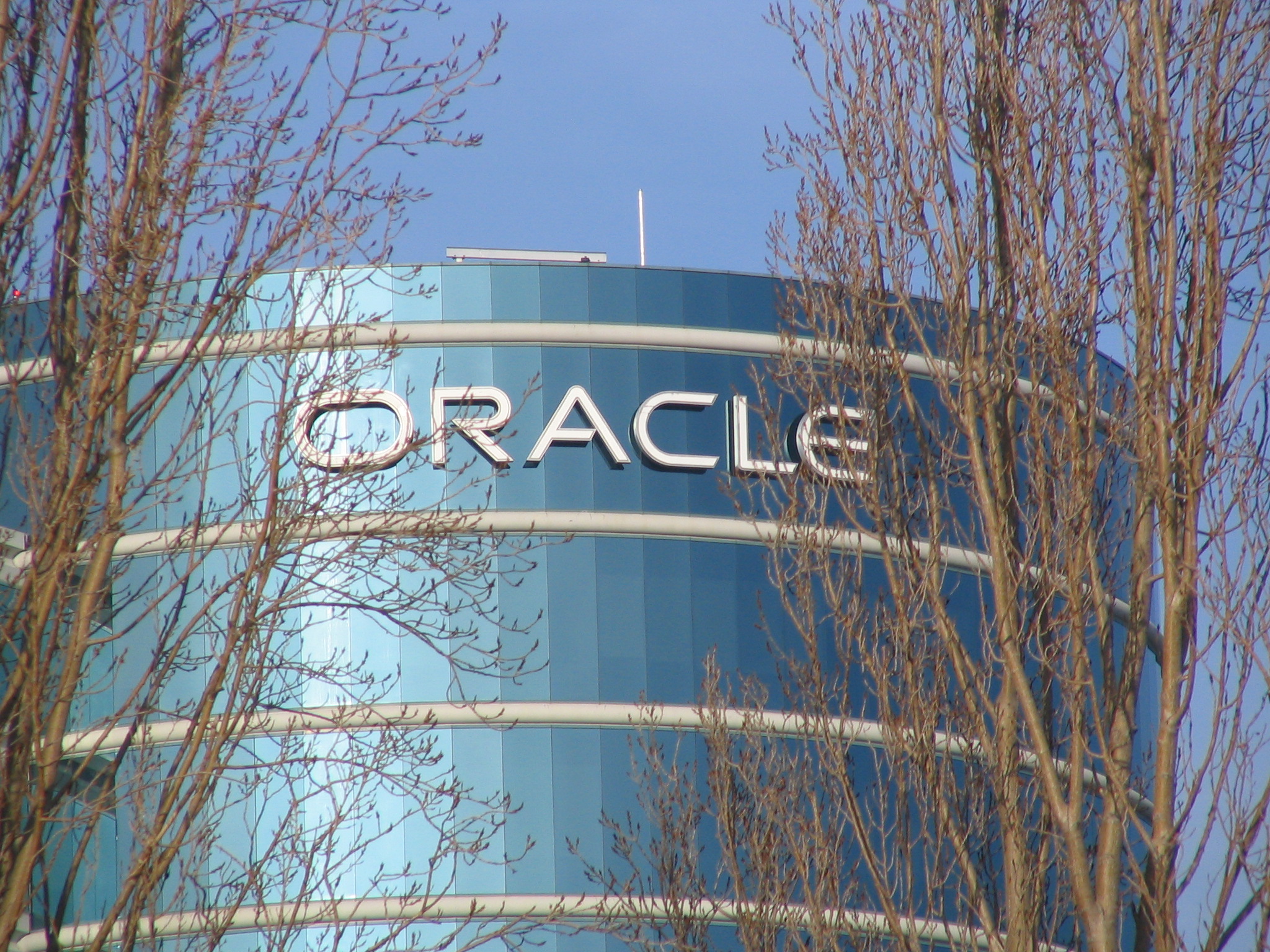 Logo Oracle sur la façade vitrée de son ancien siège à Redwood Shores, photographié en 2005